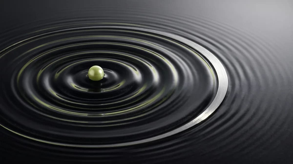 Fine ripples spread from a green impulse.